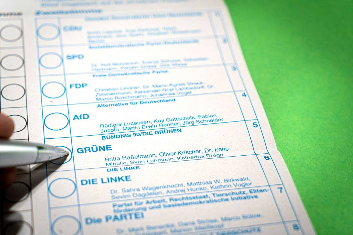Infographic showing top 5 reasons for political risk insurance audit failures: 1) No updated country risk score, 2) Inconsistent exposure totals, 3) Missing central bank approval docs, 4) Unverified local partner credentials, 5) Gaps in payment trail