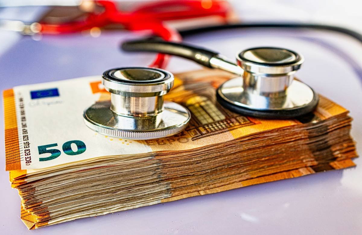 Infographic comparing medical benefits across 5 premium credit cards showing evacuation vs. treatment coverage