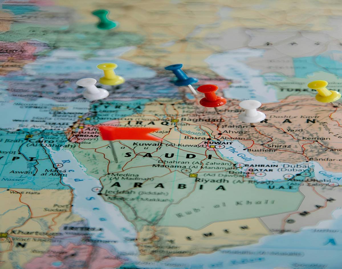 Infographic showing common exclusions in travel credit cards vs. political risk insurance: war, expropriation, currency inconvertibility, political violence