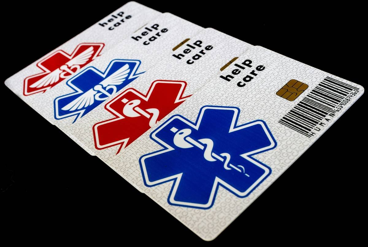 Comparison chart showing quarantine coverage limits across top travel credit cards: Amex Platinum ($200/day up to $2,000), Chase Sapphire Reserve ($150/day up to $1,500), Capital One Venture X (no coverage)